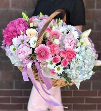 Цветочная композиция из Розы, Хризантемы, Пионы и Лизиантусы в корзине в Подлесном