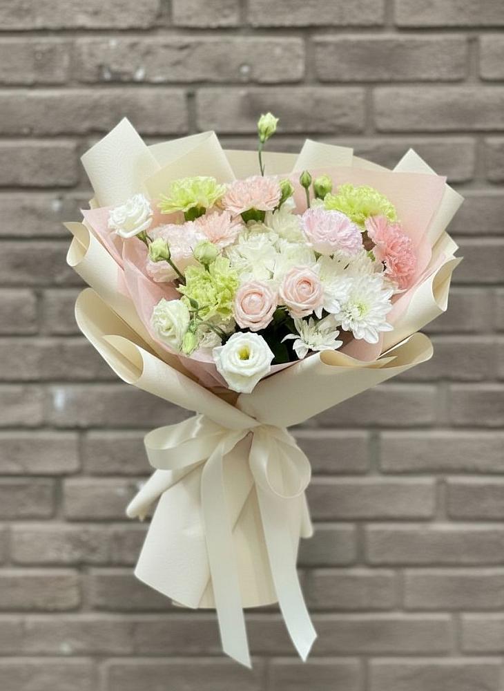 Букет цветов из: Гвоздики, Розы, Лизиантусы и Хризантемы в Подлесном
