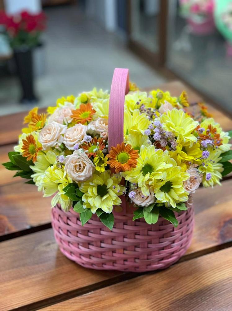 Цветочная композиция из Хризантемы и Розы в корзине в Подлесном