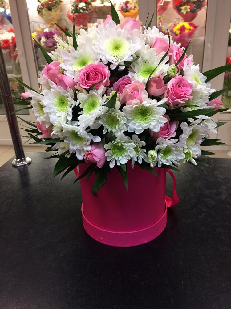 Цветочная композиция из Розы и Хризантемы в шляпной коробке в Подлесном